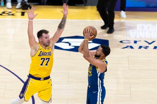 October 21, 2025, Los Angeles, California, United States: Golden State Warriors™ Stephen Curry 30 shoots against Los Angeles Lakers™ Luka Don?i? 77 during an NBA, Basketball Herren, USA basketball game at Crypto.com. Final score; Warriors 119:109 Lakers Los Angeles United States - ZUMAs197 20251021_aaa_s197_561 Copyright: xRingoxChiux