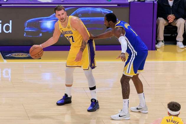 October 21, 2025, Los Angeles, California, USA: Luka Doncic 77 of the Los Angeles Lakers is guarded by Jonathan Kuminga 1 of the Golden State Warriors during their regular season NBA, Basketball Herren, USA game on Tuesday October 21, 2025 at Crypto.com Arena in Los Angeles, California. JAVIER ROJAS PI Los Angeles USA - ZUMAp124 20251021_zaa_p124_050 Copyright: xJavierxRojasx