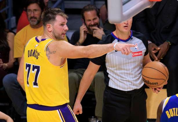 October 21, 2025, Los Angeles, California, USA: Luka Doncic 77 of the Los Angeles Lakers questions a call during their regular season NBA, Basketball Herren, USA game against the Golden State Warriors on Tuesday October 21, 2025 at Crypto.com Arena in Los Angeles, California. JAVIER ROJAS PI Los Angeles USA - ZUMAp124 20251021_zaa_p124_059 Copyright: xJavierxRojasx