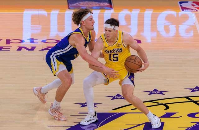 October 21, 2025, Los Angeles, California, USA: Austin Reaves 15 of the Los Angeles Lakers is guarded by Brandin Podziemski 2 of the Golden State Warriors during their regular season NBA, Basketball Herren, USA game on Tuesday October 21, 2025 at Crypto.com Arena in Los Angeles, California. JAVIER ROJAS PI Los Angeles USA - ZUMAp124 20251021_zaa_p124_062 Copyright: xJavierxRojasx