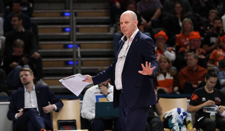 Trainer Joel Banks zeigend, gestikulierend Aktion Oberkörper Volleyball Bundesliga Herren 1. Spieltag Saison 2025 2026 21.10.2025 BR Volleys Berlin BRV vs VfB Friedrichshafen