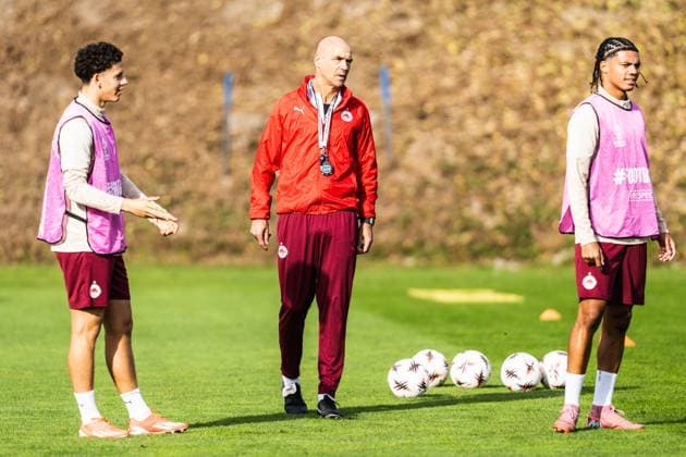 SOCCER - UEFA EL, RBS vs Ferencvaros SALZBURG,AUSTRIA,22.OCT.25 - SOCCER - UEFA Europa League, Red Bull Salzburg vs Ferencvaros Budapest, preview, training RBS. Image shows Enrique Marlon Aguilar, head coach Thomas Letsch and Clement Bischoff (RBS).  GEPAxpictures xJulioxArellano