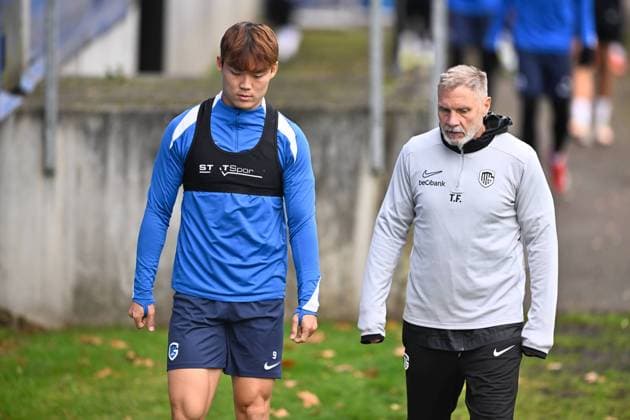 Genk s Hyeon-Gyu Oh and Genk s head coach Thorsten Fink pictured during a training session of Belgian soccer team KRC Genk, on Wednesday 22 October 2025, in Genk. The team prepares for tomorrow s match against Spanish Real Betis Balompie, third game (out of 8) in the league phase of the UEFA Europa League competition. JOHAN EYCKENS JohanxEyckens  x137588008x