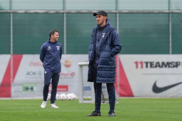 Julian Schuster (SC Freiburg, Trainer) , letztes medienöffentliches Training des SC Freiburg vor dem dritten Europa League Spiel in der Ligaphase, Deutschland, Fussball, UEFA Europa League, 3.Spieltag, 2025 2026, SC Freiburg vs. FC Utrecht, 22.10.2025, letztes medienöffentliches Training des SC Freiburg vor dem dritten Europa League Spiel in der Ligaphase, Europa-Park Stadion, Freiburg, Deutschland Freiburg Europa-Park Stadion Baden-Württemberg Deutschland Copyright: xArnexAmbergx