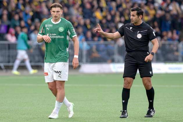 Alessandro Vogt, FCSG, re. Schiedsrichter Fedayi San, BSC Young Boys - FC St. Gallen, Super League, Fussball, 19.10.2025