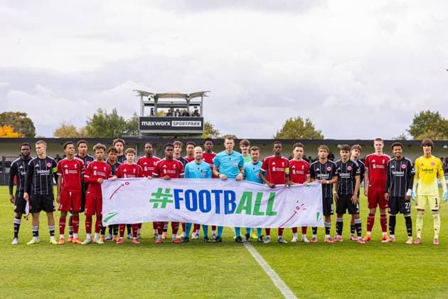 Football - UEFA Youth League - League Phase - Eintracht Frankfurt Under-19 s v Liverpool FC Under-19 s FRANKFURT, GERMANY - Wednesday, October 22, 2025: Players line-up for a team group, Mannschaftsbild, Totale photograph before the UEFA Youth League match between Eintracht Frankfurt Under-19 s and Liverpool FC Under-19 s at Sportpark Dreieich. (Photo by David Rawcliffe Propaganda) FRANKFURT Sportpark Dreieich HESSE GERMANY  Copyright: xDavidxRawcliffex P2025-10-22-Liverpool_U19_Frankfurt_U19-4