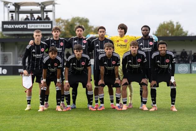 22.10.2025, xhfmx, Fußball UEFA Youth League, Eintracht Frankfurt - FC Liverpool Mannschaftsfoto Eintracht Frankfurt U19 gegen Liverpool (DFL DFB REGULATIONS PROHIBIT ANY USE OF PHOTOGRAPHS as IMAGE SEQUENCES and or QUASI-VIDEO) Dreieich