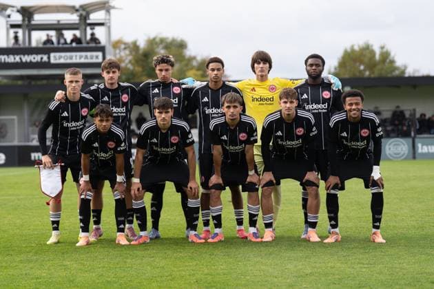 22.10.2025, xhfmx, Fußball UEFA Youth League, Eintracht Frankfurt - FC Liverpool Mannschaftsfoto Eintracht Frankfurt U19 gegen Liverpool (DFL DFB REGULATIONS PROHIBIT ANY USE OF PHOTOGRAPHS as IMAGE SEQUENCES and or QUASI-VIDEO) Dreieich