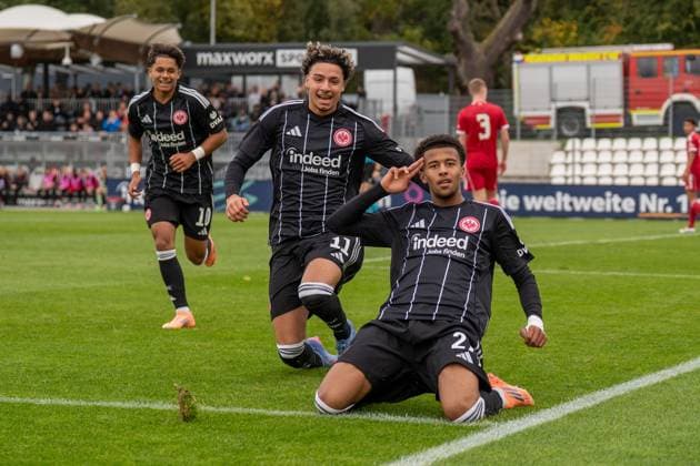 22.10.2025, xhfmx, Fußball UEFA Youth League, Eintracht Frankfurt - FC Liverpool v.l. Alessandro Gaul Souza (Eintracht Frankfurt U19) und Keziah Oteng-Mensah (Eintracht Frankfurt U19) bejubeln das 1:0 gegen Liverpool. Tor, Goal, Jubel, Celebration (DFL DFB REGULATIONS PROHIBIT ANY USE OF PHOTOGRAPHS as IMAGE SEQUENCES and or QUASI-VIDEO) Dreieich