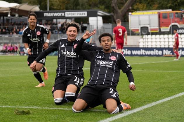 22.10.2025, xhfmx, Fußball UEFA Youth League, Eintracht Frankfurt - FC Liverpool v.l. Alessandro Gaul Souza (Eintracht Frankfurt U19) und Keziah Oteng-Mensah (Eintracht Frankfurt U19) bejubeln das 1:0 gegen Liverpool. Tor, Goal, Jubel, Celebration (DFL DFB REGULATIONS PROHIBIT ANY USE OF PHOTOGRAPHS as IMAGE SEQUENCES and or QUASI-VIDEO) Dreieich