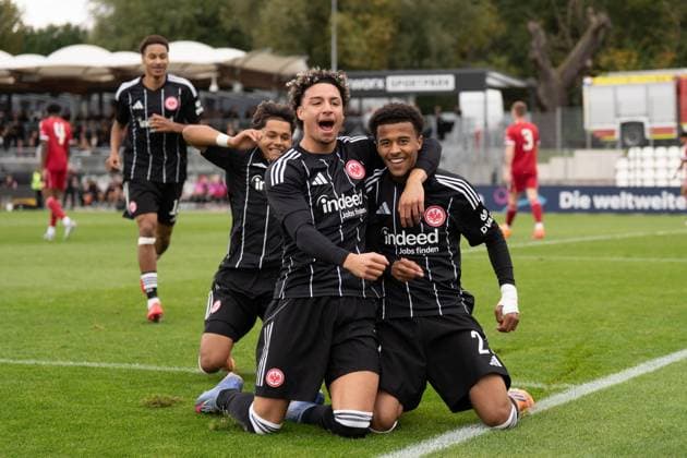 22.10.2025, xhfmx, Fußball UEFA Youth League, Eintracht Frankfurt - FC Liverpool v.l. Alessandro Gaul Souza (Eintracht Frankfurt U19) und Keziah Oteng-Mensah (Eintracht Frankfurt U19) bejubeln das 1:0 gegen Liverpool. Tor, Goal, Jubel, Celebration (DFL DFB REGULATIONS PROHIBIT ANY USE OF PHOTOGRAPHS as IMAGE SEQUENCES and or QUASI-VIDEO) Dreieich