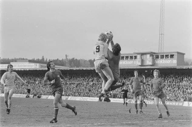 Oslo 19751026. Football, cup final Bodo Glimt - Vard 2-0, Ullevaal Stadium. Vard s goalkeeper Hans Höie catches the ball in an aerial duel with Bodo-Glimt s Ove Andreasen. Photo; NTB Oslo Norway EDITORIAL USE ONLY. RESTRICTED USE FOR BETTING COMPANIES Ref:_SPO7Mh-7d8xV5M.jpg *** Oslo 19751026 Football, cup final Bodo Glimt Vard 2 0, Ullevaal Stadium Vard s goalkeeper Hans Höie catches the ball in an aerial duel with Bodo Glimt s Ove Andreasen Photo NTB Oslo Norway EDITORIAL USE ONLY RESTRICTED USE FOR BETTING COMPANIES  Copyright: xNTBxpremiumx