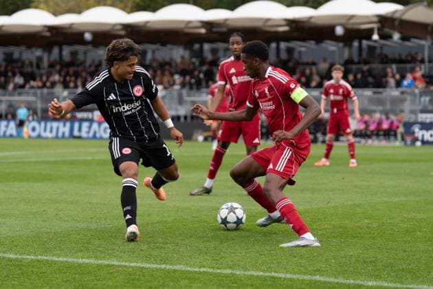 22.10.2025, xhfmx, Fußball UEFA Youth League, Eintracht Frankfurt - FC Liverpool v.l. Marvin Dills (Eintracht Frankfurt U19) im Zweikampf mit Trey Nyoni (Liverpool FC U19) (DFL DFB REGULATIONS PROHIBIT ANY USE OF PHOTOGRAPHS as IMAGE SEQUENCES and or QUASI-VIDEO) Dreieich