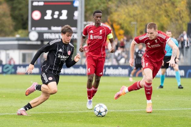 22.10.2025, xhfmx, Fußball UEFA Youth League, Eintracht Frankfurt - FC Liverpool v.l. Alexander Staff (Eintracht Frankfurt U19) im Zweikampf mit Emmanuel Airoboma (Liverpool FC U19) (DFL DFB REGULATIONS PROHIBIT ANY USE OF PHOTOGRAPHS as IMAGE SEQUENCES and or QUASI-VIDEO) Dreieich