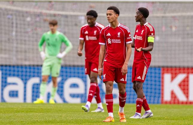 Football - UEFA Youth League - League Phase - Eintracht Frankfurt Under-19 s v Liverpool FC Under-19 s FRANKFURT, GERMANY - Wednesday, October 22, 2025: Liverpool s goalkeeper Josh Sonni-Lambie reacts as Eintracht Frankfurt score a third goal during the UEFA Youth League match between Eintracht Frankfurt Under-19 s and Liverpool FC Under-19 s at Sportpark Dreieich. (Photo by David Rawcliffe Propaganda) FRANKFURT Sportpark Dreieich HESSE GERMANY  Copyright: xDavidxRawcliffex P2025-10-22-Liverpool_U19_Frankfurt_U19-13
