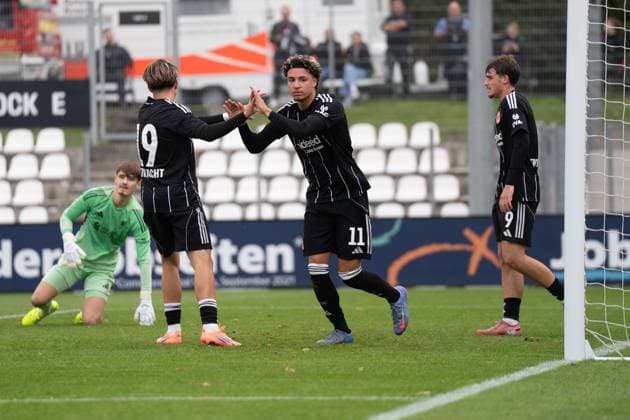 22.10.2025, xhfmx, Fußball UEFA Youth League, Eintracht Frankfurt - FC Liverpool v.l. Benjamin Dzanovic (Eintracht Frankfurt U19) und Alessandro Gaul Souza (Eintracht Frankfurt U19) bejubeln das 2:2 gegen Liverpool .Tor, Goal, Jubel, Celebration (DFL DFB REGULATIONS PROHIBIT ANY USE OF PHOTOGRAPHS as IMAGE SEQUENCES and or QUASI-VIDEO) Dreieich