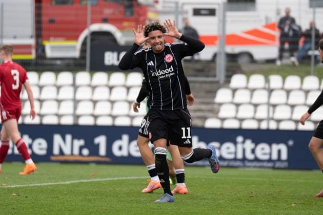 22.10.2025, xhfmx, Fußball UEFA Youth League, Eintracht Frankfurt - FC Liverpool Alessandro Gaul Souza (Eintracht Frankfurt U19) bejubelt sein Tor zum 2:2 gegen Liverpool. Tor, Goal, Jubel, Celebration (DFL DFB REGULATIONS PROHIBIT ANY USE OF PHOTOGRAPHS as IMAGE SEQUENCES and or QUASI-VIDEO) Dreieich