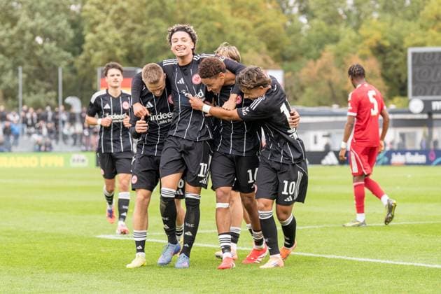 22.10.2025, xhfmx, Fußball UEFA Youth League, Eintracht Frankfurt - FC Liverpool Frankfurt bejubelt das 3:2 durch Noah Fenyö (Entracht Frankfurt U19) Tor, Goal, Jubel, Celebration Alessandro Gaul Souza (Eintracht Frankfurt U19), Marvin Dills (Eintracht Frankfurt U19), Yannis Ahouannou (Eintracht Frankfurt U19) (DFL DFB REGULATIONS PROHIBIT ANY USE OF PHOTOGRAPHS as IMAGE SEQUENCES and or QUASI-VIDEO) Dreieich