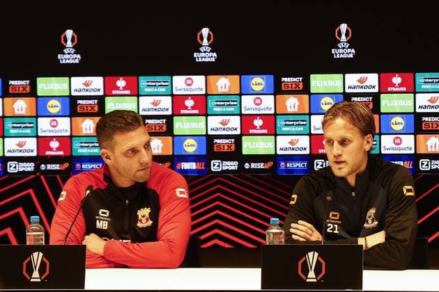 DEVENTER , 22-10-2025 , Stadium De Adelaarshorst , season 2025 2026 , UEFA Europa League League phase . press conference, PK, Pressekonferenz and training before the Europa League match between Go Ahead Eagles and Aston Villa, Picture shows GA Eagles trainer coach Melvin Boel GA Eagles player Melle Meulensteen at press conference Press conference and training before Go Ahead Eagles - Aston Villa  x31639859x Copyright:
