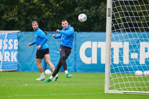 22.10.2025, Fußball, Herren, 2.BL, Saison 2025 2026, Training Holstein Kiel David Zec schlenzt den Ball in den Winkel, Marco Komenda staunt Kiel, Projensdorf Projensdorf, Trainigsplatz Schleswig-Holstein Deutschland