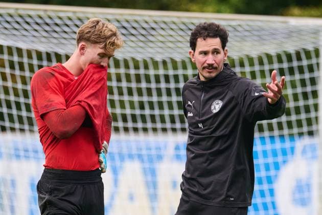22.10.2025, Fußball, Herren, 2.BL, Saison 2025 2026, Training Holstein Kiel Torwart Jonas Krumrey mit Torwarttrainer Niklas Jakusch im Gespräch Kiel, Projensdorf Projensdorf, Trainigsplatz Schleswig-Holstein Deutschland