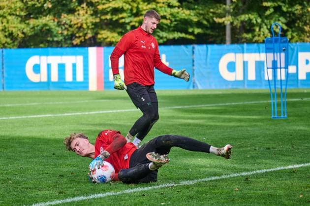 22.10.2025, Fußball, Herren, 2.BL, Saison 2025 2026, Training Holstein Kiel Torwart Jonas Krumrey vor Timon Weiner am Ball Kiel, Projensdorf Projensdorf, Trainigsplatz Schleswig-Holstein Deutschland