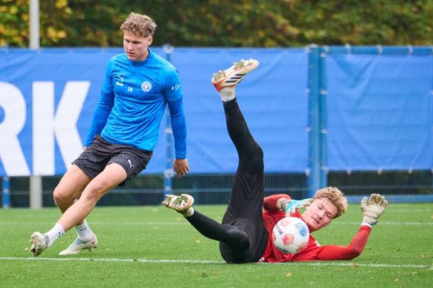 22.10.2025, Fußball, Herren, 2.BL, Saison 2025 2026, Training Holstein Kiel Torwart Jonas Krumrey vor Phil Harres am Ball Kiel, Projensdorf Projensdorf, Trainigsplatz Schleswig-Holstein Deutschland