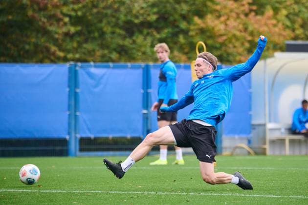 22.10.2025, Fußball, Herren, 2.BL, Saison 2025 2026, Training Holstein Kiel Jonas Therkelsen verpasst knapp Kiel, Projensdorf Projensdorf, Trainigsplatz Schleswig-Holstein Deutschland