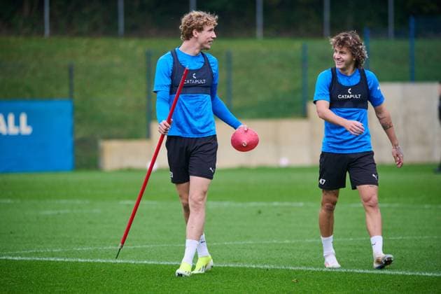 22.10.2025, Fußball, Herren, 2.BL, Saison 2025 2026, Training Holstein Kiel Lasse Rosenboom mit John Tolkin (re.) Kiel, Projensdorf Projensdorf, Trainigsplatz Schleswig-Holstein Deutschland