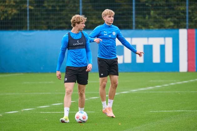 22.10.2025, Fußball, Herren, 2.BL, Saison 2025 2026, Training Holstein Kiel Lasse Rosenboom mit WG-Partner Niklas Niehoff (re.) Kiel, Projensdorf Projensdorf, Trainigsplatz Schleswig-Holstein Deutschland