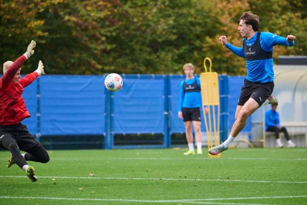22.10.2025, Fußball, Herren, 2.BL, Saison 2025 2026, Training Holstein Kiel Louis Köster vergibt gegen Torwart Lio Rothenhagen Kiel, Projensdorf Projensdorf, Trainigsplatz Schleswig-Holstein Deutschland