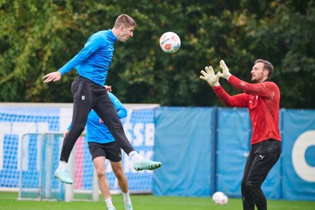 22.10.2025, Fußball, Herren, 2.BL, Saison 2025 2026, Training Holstein Kiel Marko Ivezic mit Kopfball gegen Torwart Marcel Engelhardt Kiel, Projensdorf Projensdorf, Trainigsplatz Schleswig-Holstein Deutschland