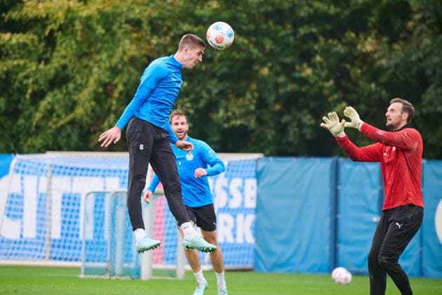 22.10.2025, Fußball, Herren, 2.BL, Saison 2025 2026, Training Holstein Kiel Marko Ivezic mit Kopfball gegen Torwart Marcel Engelhardt Kiel, Projensdorf Projensdorf, Trainigsplatz Schleswig-Holstein Deutschland