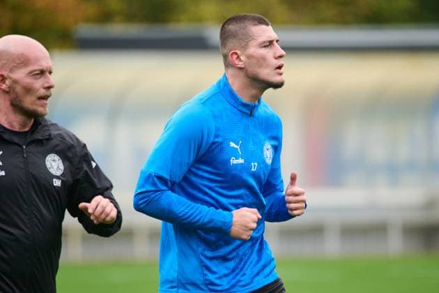 22.10.2025, Fußball, Herren, 2.BL, Saison 2025 2026, Training Holstein Kiel Mladen Cvjetinovic läuft mit Physiotherapeut David Hallmann Kiel, Projensdorf Projensdorf, Trainigsplatz Schleswig-Holstein Deutschland