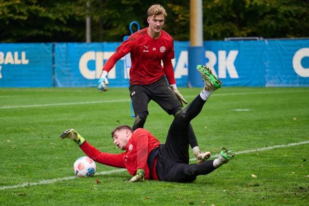 22.10.2025, Fußball, Herren, 2.BL, Saison 2025 2026, Training Holstein Kiel Torwart Timon Weiner vor Jonas Krumrey am Ball Kiel, Projensdorf Projensdorf, Trainigsplatz Schleswig-Holstein Deutschland