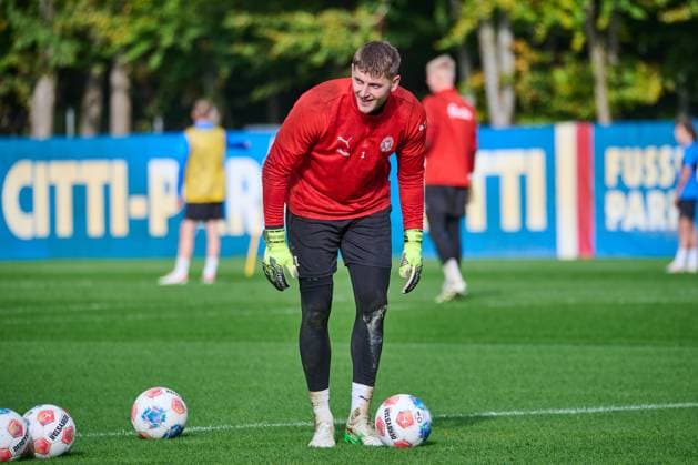 22.10.2025, Fußball, Herren, 2.BL, Saison 2025 2026, Training Holstein Kiel Torwart Timon Weiner in Lauerstellung Kiel, Projensdorf Projensdorf, Trainigsplatz Schleswig-Holstein Deutschland