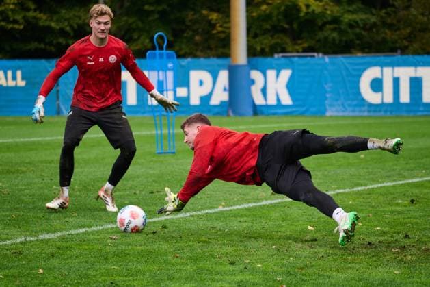 22.10.2025, Fußball, Herren, 2.BL, Saison 2025 2026, Training Holstein Kiel Torwart Timon Weiner vor Jonas Krumrey am Ball Kiel, Projensdorf Projensdorf, Trainigsplatz Schleswig-Holstein Deutschland