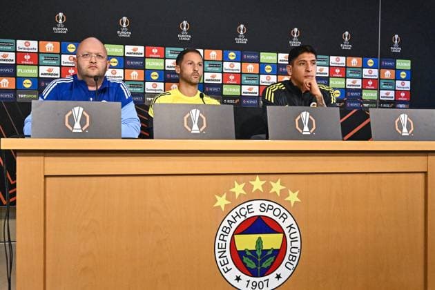 Ahead of the Fenerbahce v Stuttgart - UEFA Europa League ISTANBUL, TURKIYE - OCTOBER 22: Fenerbahce head coach Domenico Tedesco (C) and player Edson Alvarez (R) speak during a press conference, PK, Pressekonferenz at Fenerbahce Can Bartu Facilities ahead of the UEFA Europa League week 3 match against German team Stuttgart in Istanbul, Turkiye, on October 22, 2025. Muhammed Enes Yildirim Anadolu Istanbul Turkey. Editorial use only. Please get in touch for any other usage.  Copyright: x2025xAnadoluxMuhammedxEnesxYildirimx