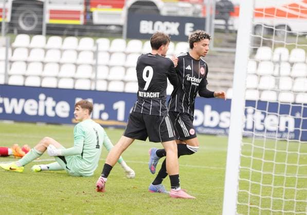 22.10.2025 xphx Dreieich UEFA Youth League 2025 2026 Eintracht Frankfurt - FC Liverpool U19 Torubel nach dem Tor zum 2:0 durch Alessandro Gaul Souza (Eintracht Frankfurt)