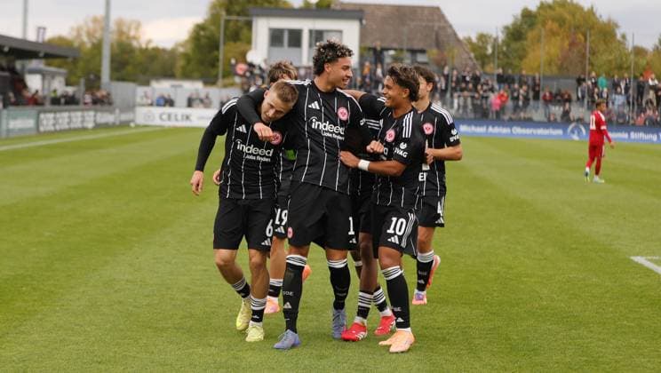 22.10.2025 xphx Dreieich UEFA Youth League 2025 2026 Eintracht Frankfurt - FC Liverpool U19 Torubel nach dem Tor zum 3:3 durch Noah Fenyö (Eintracht Frankfurt)
