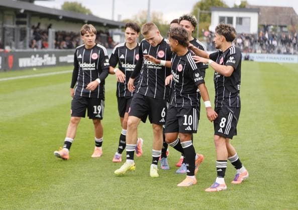 22.10.2025 xphx Dreieich UEFA Youth League 2025 2026 Eintracht Frankfurt - FC Liverpool U19 Torubel nach dem Tor zum 3:3 durch Noah Fenyö (Eintracht Frankfurt)