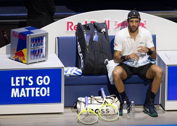Matteo Berrettini (ITA) sitzt auf der Bank waehrend der Spielpause Tennis - ERSTE BANK OPEN 2025 - ATP, Tennis Herren 500 - Stadthalle - Wien - - Oesterreich - 22 October 2025. Copyright: xJuergenxHasenkopfx