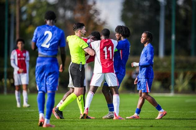 SURREY , 22-10-2025 , Chelsea Football Club Training Ground , season 2025 2026 , UEFA Youth League football , League phase Matchday 3 , match between Chelsea and Ajax , picture shows Ajax player Jinairo Johnson and Chelsea player Shumaira Mheuka Chelsea - Ajax (Youth League)  x31640187x Copyright:
