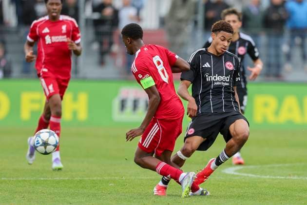 Fussball - UEFA Youth League - Eintracht Frankfurt - Liverpool FC - 07.09.25, Trey Nyoni (Liverpool), Yannis Ahouannou (Frankfurt) -