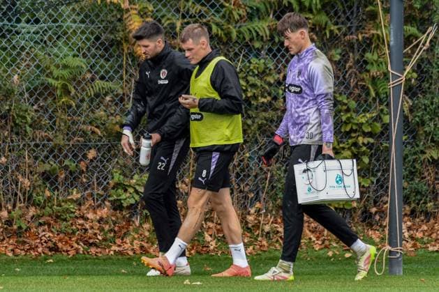 Nikola Vasilj Eric Smith Simon Spari ( Pauli ) gehen vom Platz Deutschland , Hamburg , Trainingsgelände an der Kollaustrasse , Fussball , 1. Bundesliga , Training des FC St Pauli