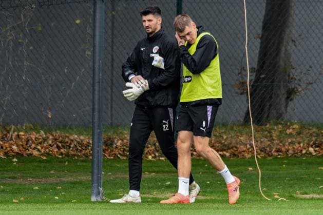 Nikola Vasilj Eric Smith ( Pauli ) gehen vom Platz Deutschland , Hamburg , Trainingsgelände an der Kollaustrasse , Fussball , 1. Bundesliga , Training des FC St Pauli