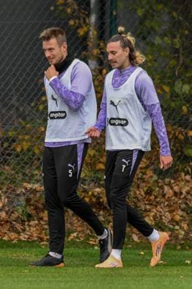 Hauke Wahl Jackson Irvine ( Pauli ) gehen vom Platz Deutschland , Hamburg , Trainingsgelände an der Kollaustrasse , Fussball , 1. Bundesliga , Training des FC St Pauli