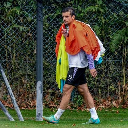 Adam Dzwigala ( Pauli ) geht vom Platz und trägt Leibchen Deutschland , Hamburg , Trainingsgelände an der Kollaustrasse , Fussball , 1. Bundesliga , Training des FC St Pauli