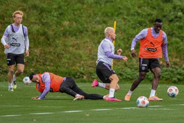 Manolis Saliakas Louis Oppie Abdoulie Ceesay ( Pauli ) Deutschland , Hamburg , Trainingsgelände an der Kollaustrasse , Fussball , 1. Bundesliga , Training des FC St Pauli