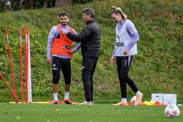 Danel Sinani Trainer Alexander Blessin Jackson Irvine ( Pauli ) Deutschland , Hamburg , Trainingsgelände an der Kollaustrasse , Fussball , 1. Bundesliga , Training des FC St Pauli